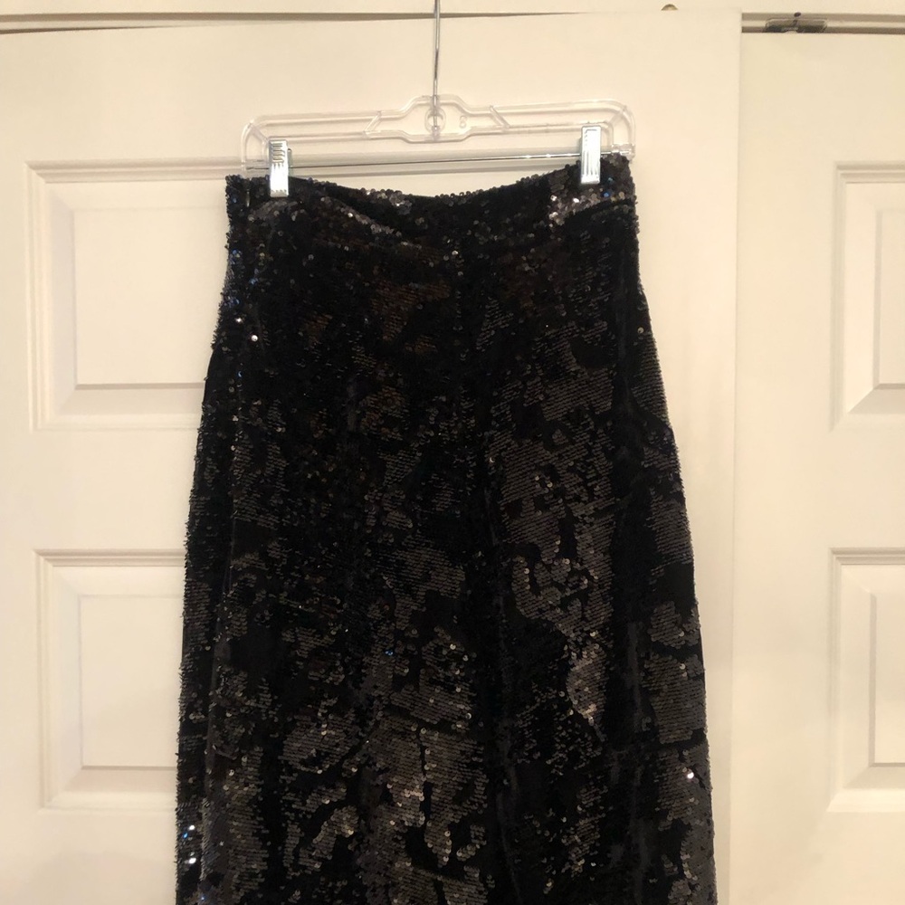 You’ll sparkle in this Midi sequin skirt!